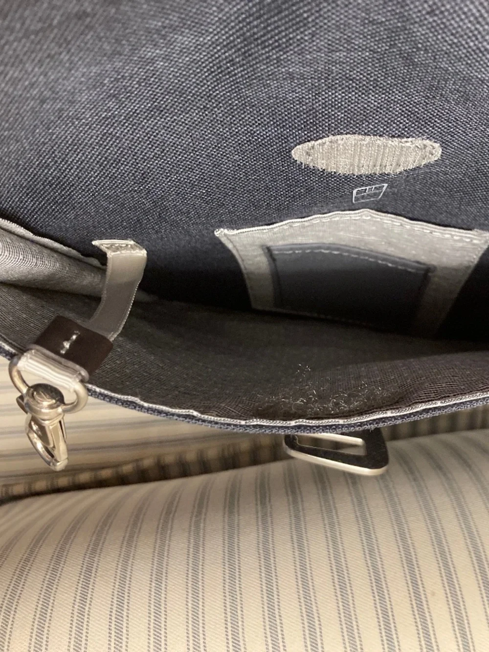 Laptop messenger bag